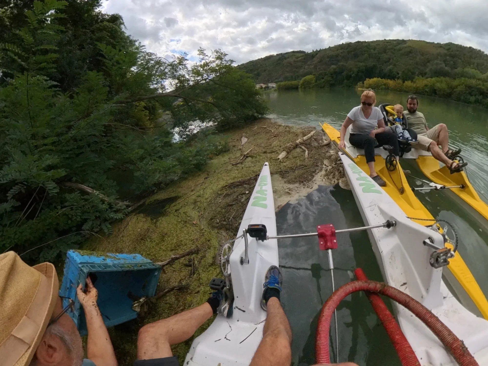 Sortie familiale de dépollution à l'Île de la Platière, un bébé en siège auto à bord du VTT des Mers